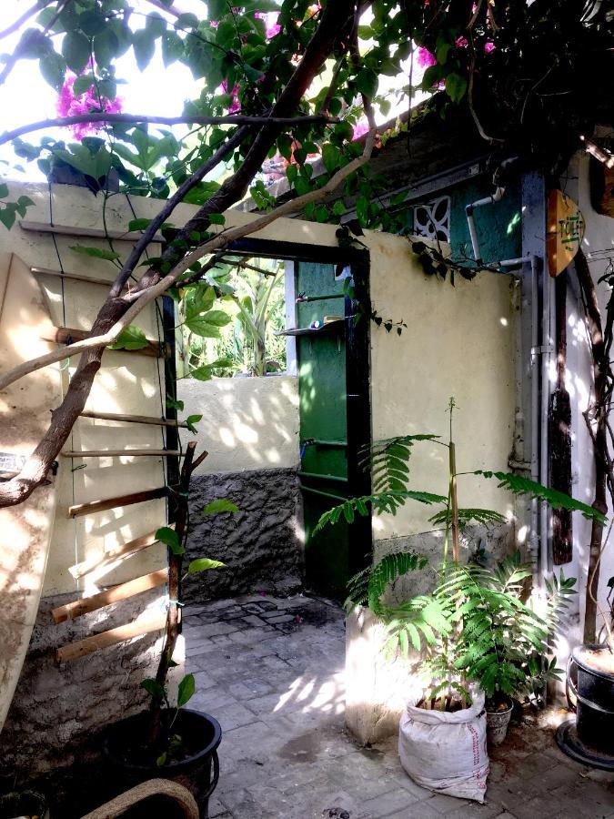 Merdeka House Maluk Exterior foto