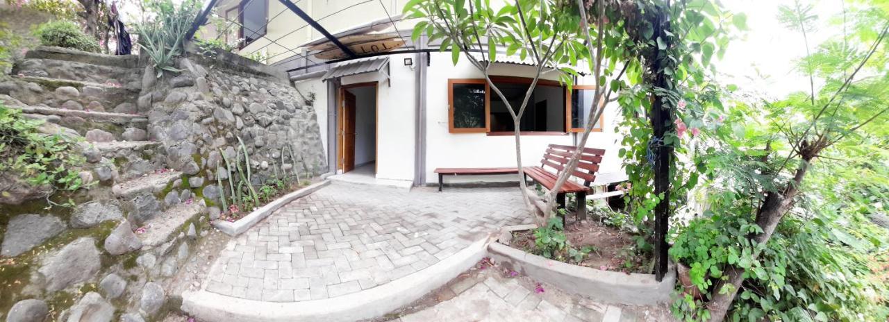 Merdeka House Maluk Exterior foto