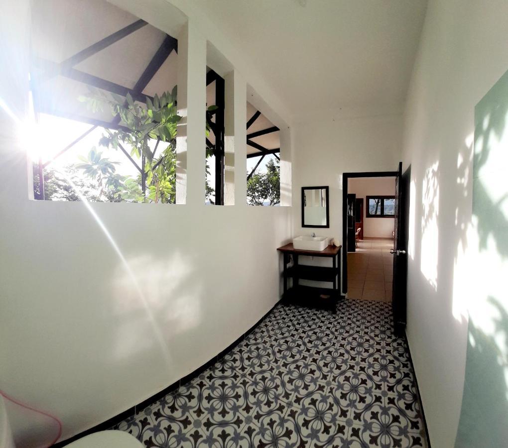 Merdeka House Maluk Exterior foto